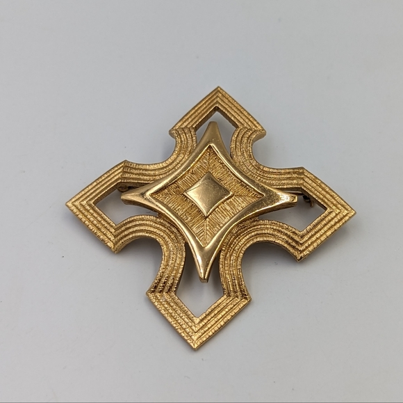 Beautiful Elegant Vintage Cross Style Brushed Polished Gold Tone Monet Brooch - Picture 2 of 8